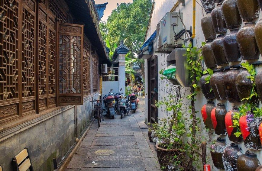 达势股份盘中异动 股价大跌5.00%报53.201港元