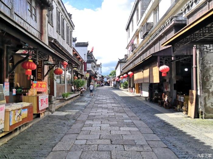 主持人问王宝强：你身价上亿，可你哥哥还在卖烧饼，为何不帮他？
