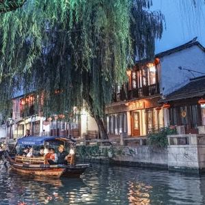 老人迷路穿梭快车道 铁骑帮助回家